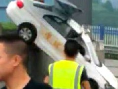 油門當(dāng)剎車，駕考女學(xué)員飛越考場(chǎng)！